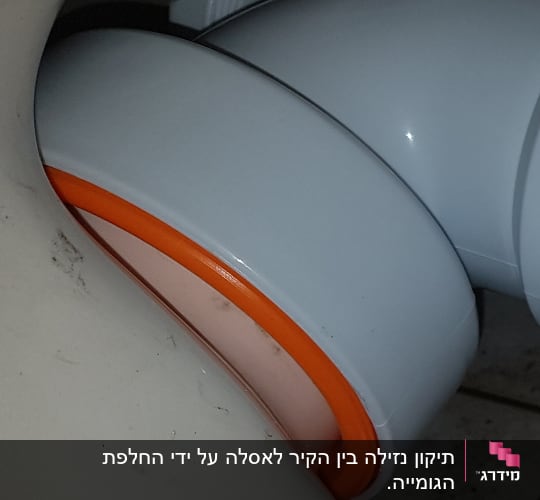 צינור פלסטיק לבן עם אטם כתום